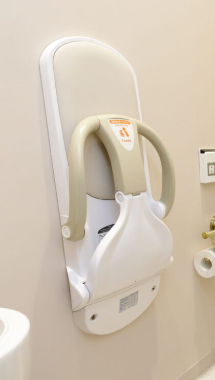ベビーキープ完備！(トイレのベビーチェア)